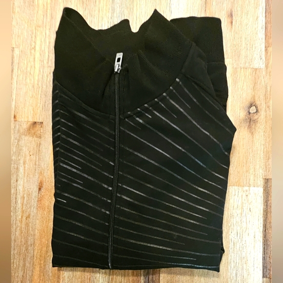 Men Checked Regular Fit Running Jacket. - Picture 6 of 8